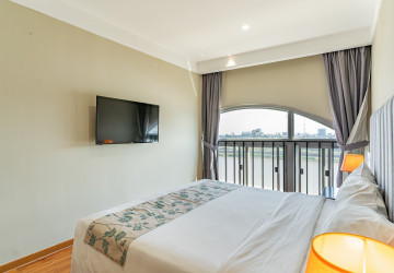 3 Bedroom Apartment For Rent - Tonle Bassac, Phnom Penh thumbnail