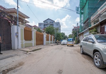 4 Bedroom Townhouse For Rent - Toul Tum Poung 1, Phnom Penh thumbnail