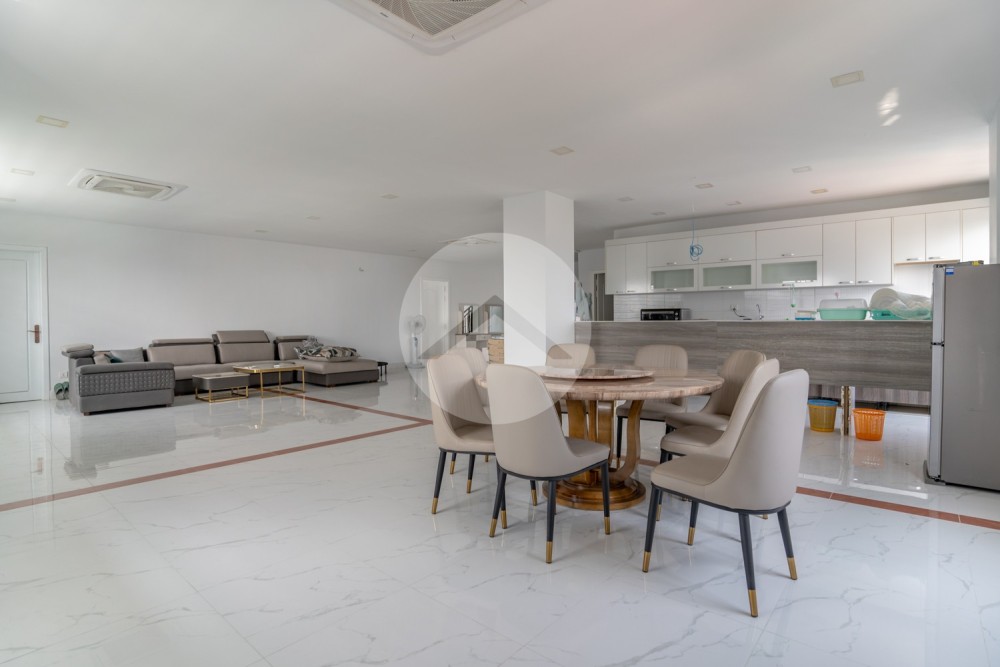 4 Bedroom Apartment For Rent - Phsar Daeum Thkov, Phnom Penh - Image 2