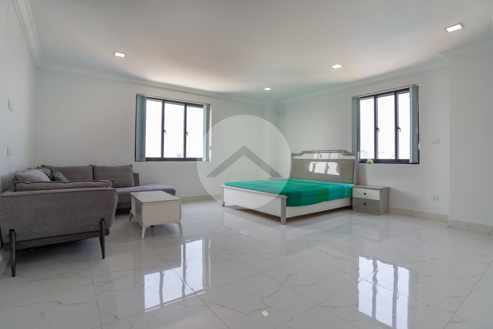 4 Bedroom Apartment For Rent - Phsar Daeum Thkov, Phnom Penh - Image 9