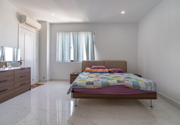 4 Bedroom Apartment For Rent - Phsar Daeum Thkov, Phnom Penh thumbnail