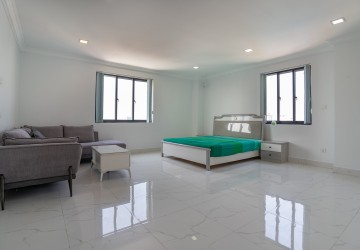 4 Bedroom Apartment For Rent - Phsar Daeum Thkov, Phnom Penh thumbnail