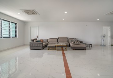 4 Bedroom Apartment For Rent - Phsar Daeum Thkov, Phnom Penh thumbnail