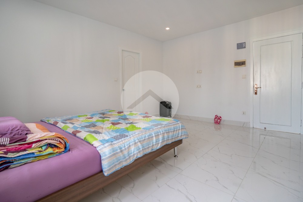 4 Bedroom Apartment For Rent - Phsar Daeum Thkov, Phnom Penh - Image 14