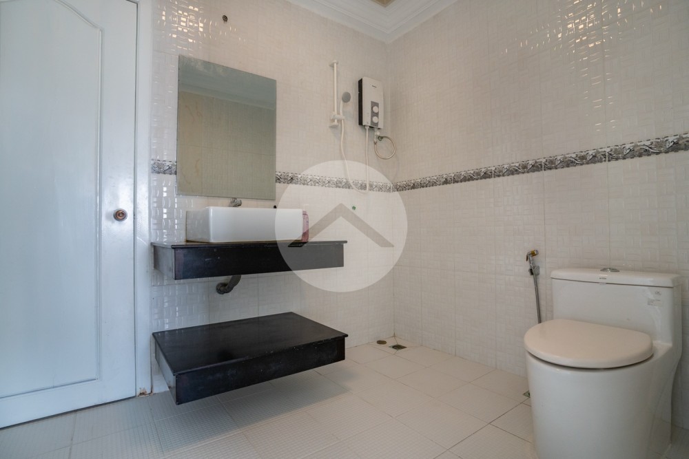 4 Bedroom Apartment For Rent - Phsar Daeum Thkov, Phnom Penh - Image 8