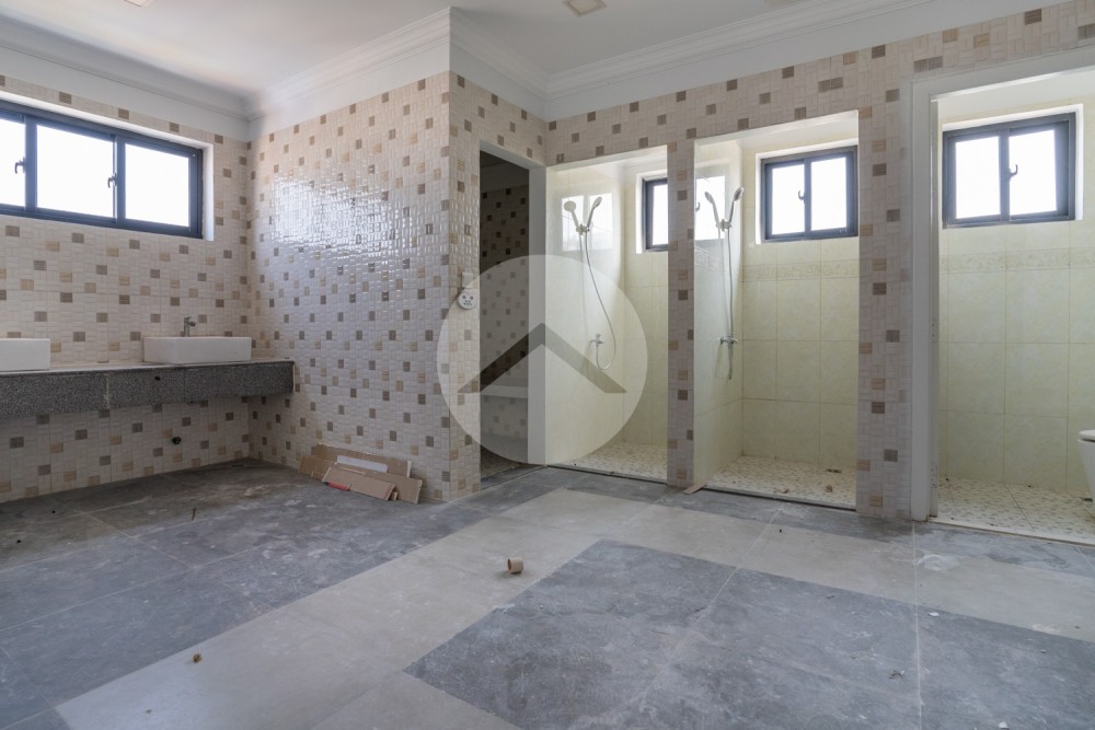 4 Bedroom Apartment For Rent - Phsar Daeum Thkov, Phnom Penh - Image 19