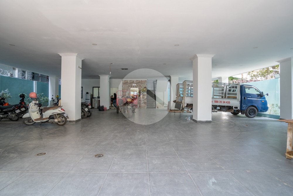 4 Bedroom Apartment For Rent - Phsar Daeum Thkov, Phnom Penh - Image 17