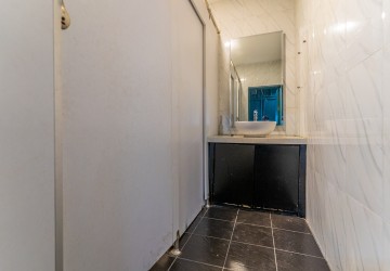 4 Bedroom Commercial Villa For Rent - BKK1, Phnom Penh thumbnail