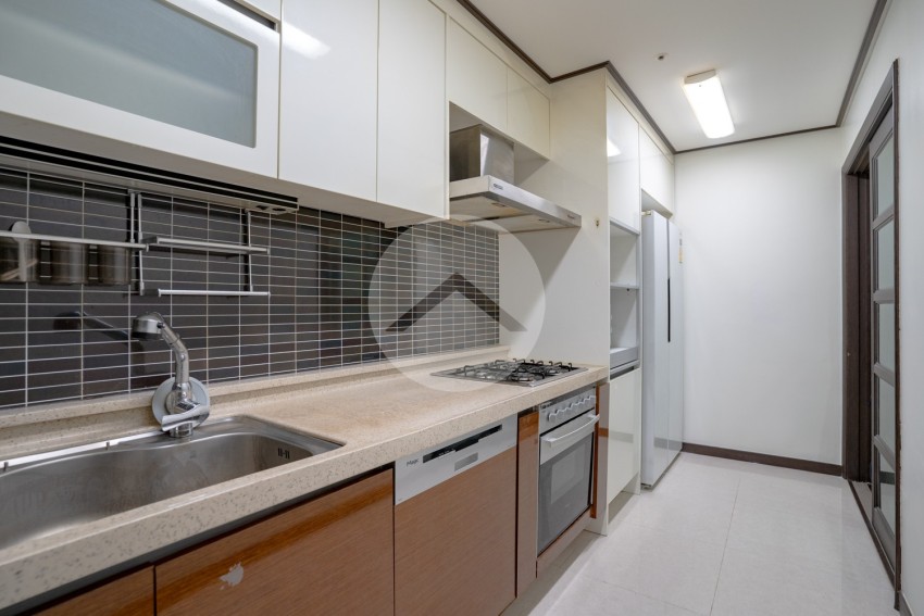 3 Bedroom Condo For Rent - De Castal-BKK1, Phnom Penh