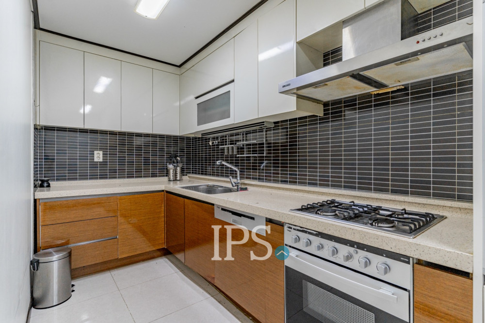 3 Bedroom Condo For Rent - De Castle, BKK1, Phnom Penh - Image 11