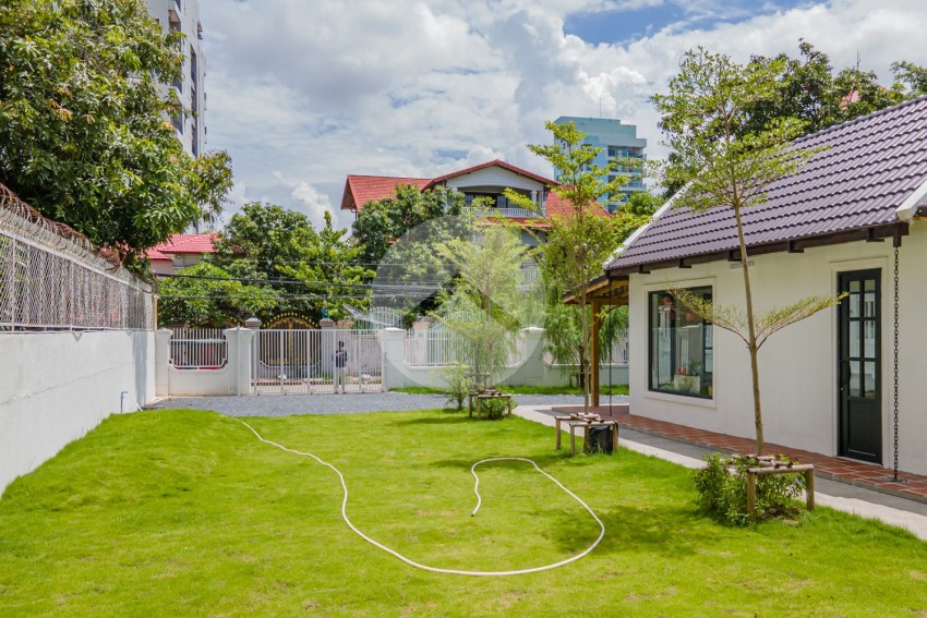 423 Sqm Land With Small House For Rent - Phsar Daeum Thkov, Phnom Penh