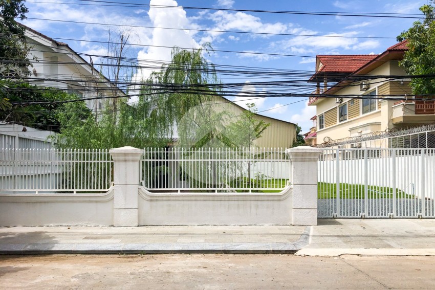 423 Sqm Land With Small House For Rent - Phsar Daeum Thkov, Phnom Penh