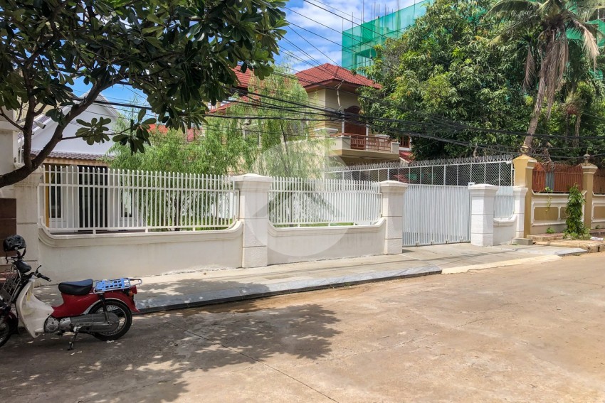 423 Sqm Land With Small House For Rent - Phsar Daeum Thkov, Phnom Penh