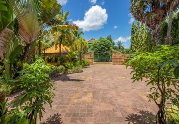 8 Bedroom Villa For Sale - Sala Kamreuk, Siem Reap thumbnail