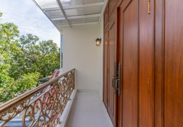 4 Bedroom Villa For Rent - Tonle Bassac, Phnom Penh thumbnail