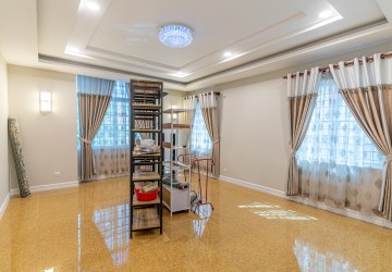 4 Bedroom Villa For Rent - Tonle Bassac, Phnom Penh thumbnail