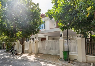 4 Bedroom Villa For Rent - Tonle Bassac, Phnom Penh thumbnail