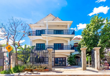 16 Bedroom Guesthouse For Rent - Svay Dangkum, Siem Reap thumbnail
