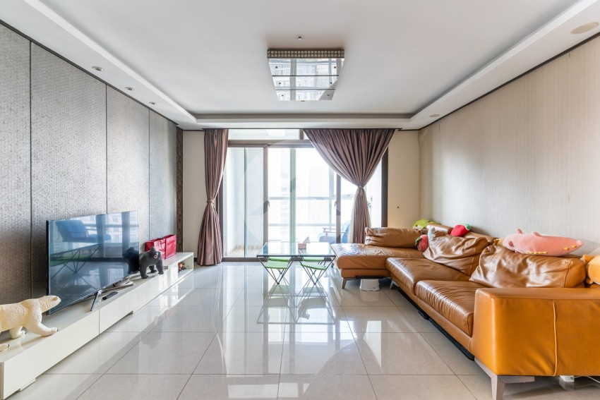 3 Bedroom Condo For Rent - De Castle Royal, BKK 1, Phnom Penh