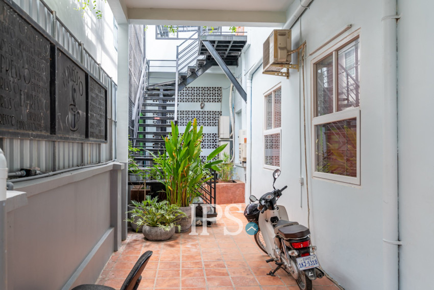 Renovated 3 Bedroom Apartment For Rent - Beoung Raing, Phnom Penh