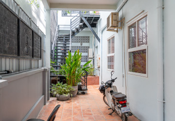 Renovated 3 Bedroom Apartment For Rent - Beoung Raing, Phnom Penh thumbnail