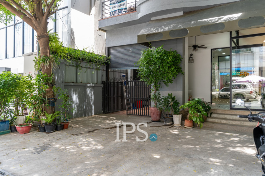 Renovated 3 Bedroom Apartment For Rent - Beoung Raing, Phnom Penh