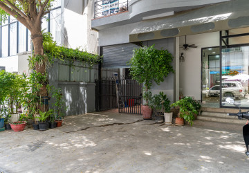 Renovated 3 Bedroom Apartment For Rent - Beoung Raing, Phnom Penh thumbnail