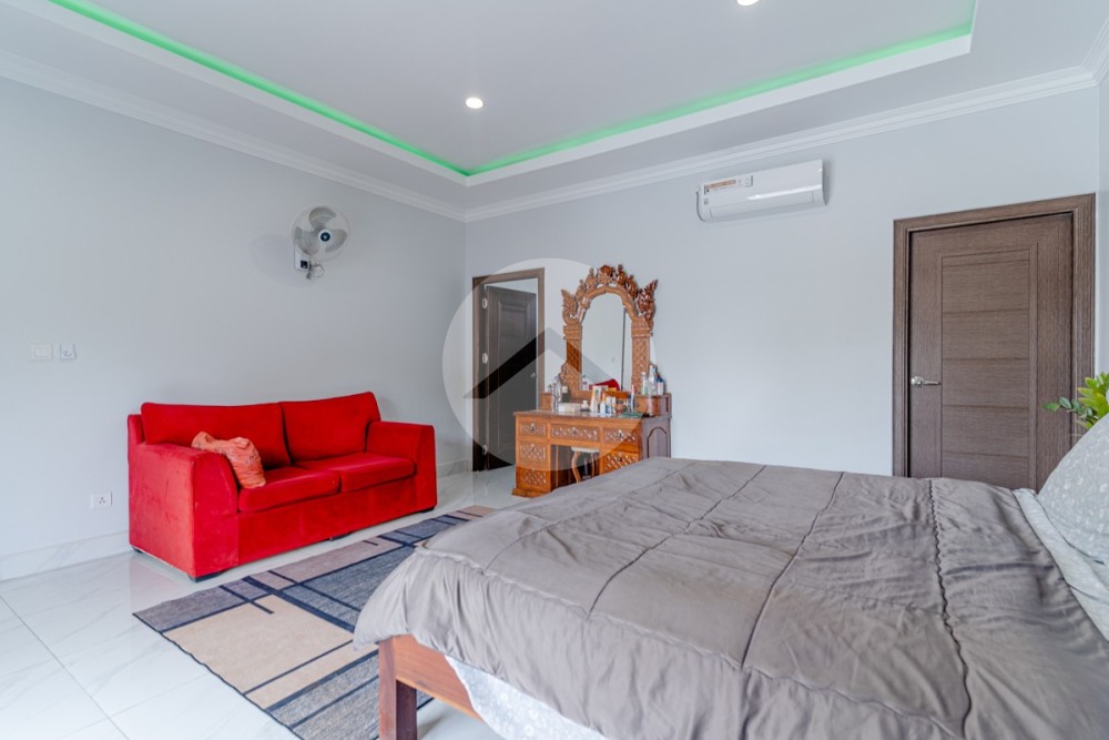 4 Bedroom Villa With Swimming Pool For Sale - Sangkat Siem Reap, Siem Reap - Image 11