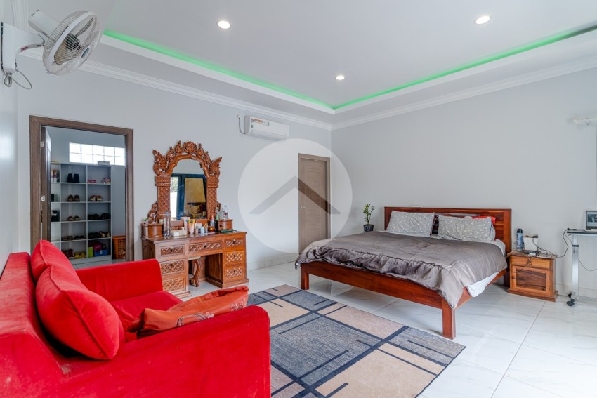 4 Bedroom Villa With Swimming Pool For Sale - Sangkat Siem Reap, Siem Reap