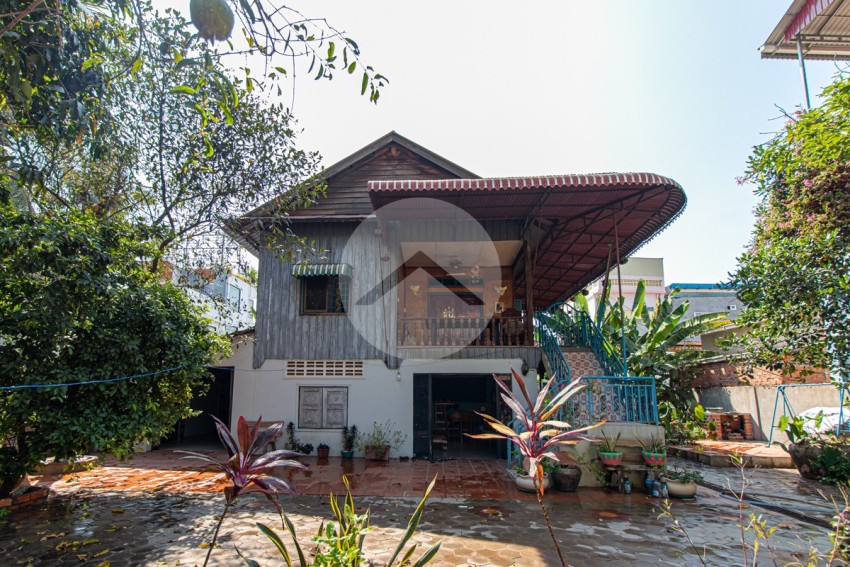 729 Sqm Land and Wooden House For Sale - Svay Dangkum, Siem Reap