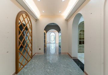 4 Bedroom Commercial Villa For Rent - Boeung Kak 2, Phnom Penh thumbnail