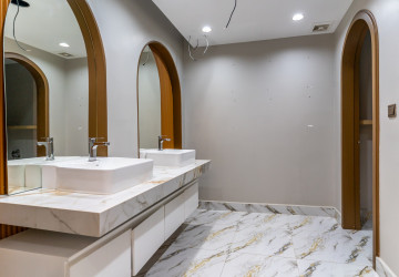4 Bedroom Commercial Villa For Rent - Boeung Kak 2, Phnom Penh thumbnail