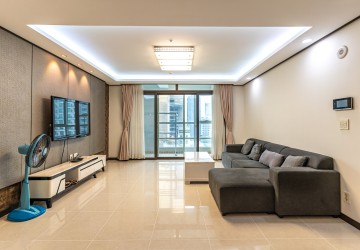 3 Bedroom Condo For Rent - Decastle Royal, BKK1, Phnom Penh thumbnail