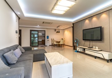 3 Bedroom Condo For Rent - Decastle Royal, BKK1, Phnom Penh thumbnail