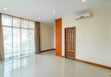 5 Bedroom Villa For Rent - Tonle Bassac, Phnom Penh thumbnail