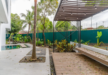 7 Bedroom Luxury Corner Villa For Sale - Veal Sbov, Phnom Penh thumbnail