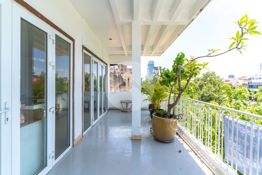 Renovated 2 Bedroom Apartment For Rent - Phsar Chas, Phnom Penh