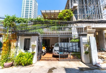 3 Bedroom Townhouse For Rent - Tonle Bassac, Phnom Penh thumbnail