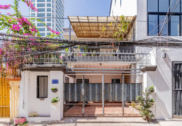 3 Bedroom Townhouse For Rent - Tonle Bassac, Phnom Penh thumbnail