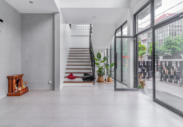 233 Sqm Retail Space For Rent - Chakto Mukh, Phnom Penh thumbnail