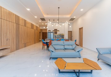 4 Bedroom Condo For Rent - Tonle Bassac, Phnom Penh thumbnail