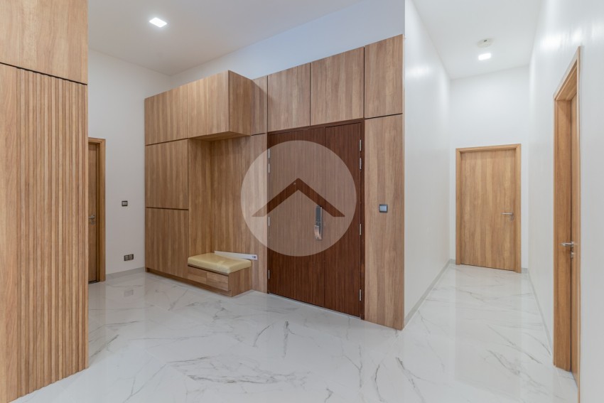 4 Bedroom Condo For Rent - Tonle Bassac, Phnom Penh