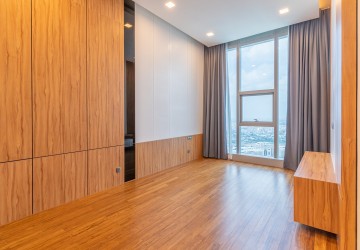 4 Bedroom Condo For Rent - Tonle Bassac, Phnom Penh thumbnail