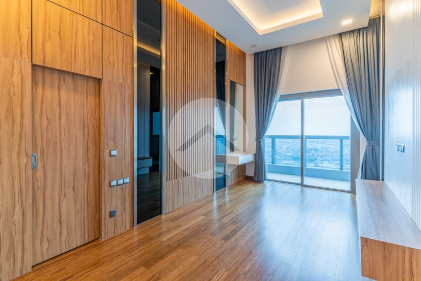 4 Bedroom Condo For Rent - Tonle Bassac, Phnom Penh