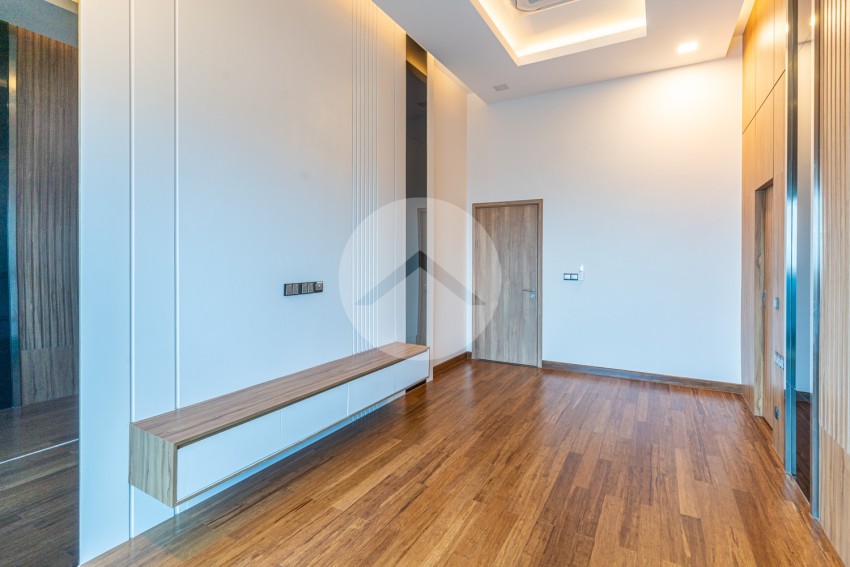4 Bedroom Condo For Rent - Tonle Bassac, Phnom Penh
