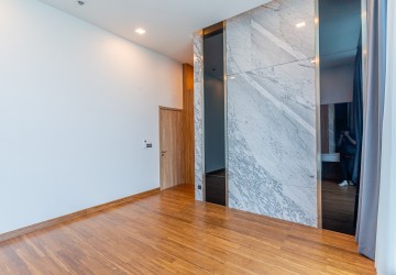 4 Bedroom Condo For Rent - Tonle Bassac, Phnom Penh thumbnail
