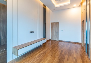 4 Bedroom Condo For Rent - Tonle Bassac, Phnom Penh thumbnail