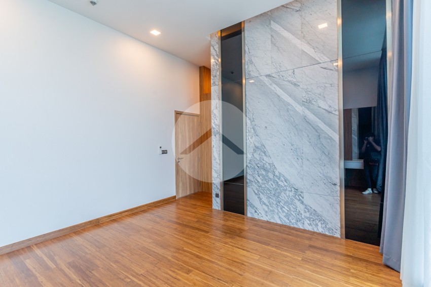 4 Bedroom Condo For Rent - Tonle Bassac, Phnom Penh