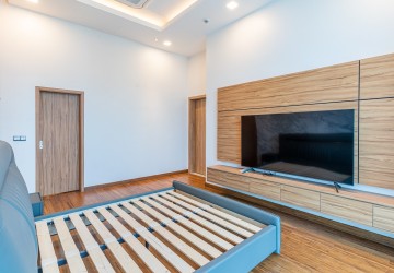 4 Bedroom Condo For Rent - Tonle Bassac, Phnom Penh thumbnail