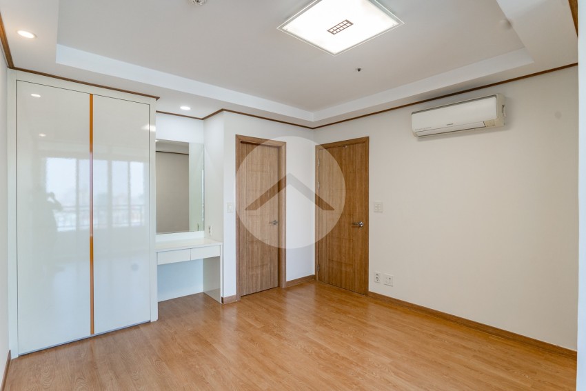 13th Floor 1 Bedroom Condo For Sale - De Castle Royal, BKK1, Phnom Penh